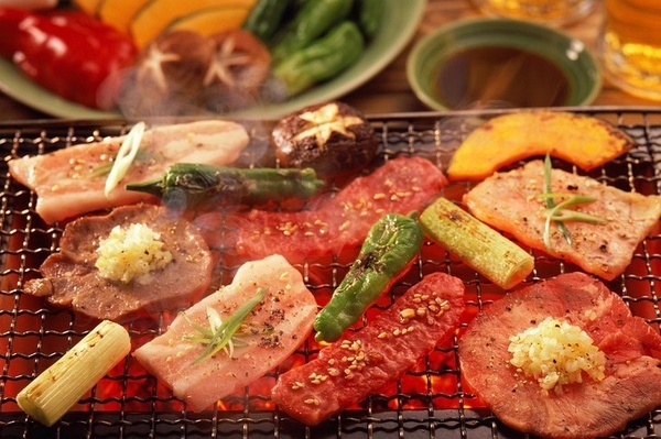 03:BBQ On the Beach 沙灘燒烤 如果消耗能量太多，現(xiàn)場(chǎng)還有“美食補(bǔ)給”。燒烤從下午開始，就全