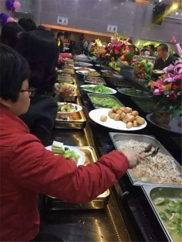 廈門大學餐廳25元自助餐2天被學生吃垮，不許吃了！