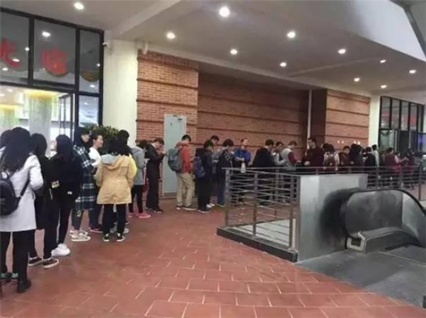 廈門大學餐廳25元自助餐2天被學生吃垮，不許吃了！