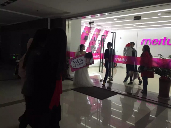 TFBOYS來廈門拍戲，出現了求婚的瘋狂粉絲！！！現在的小朋友太會玩了！！