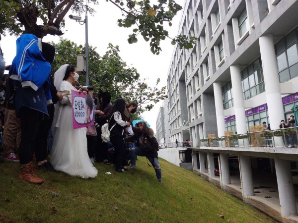 TFBOYS來廈門拍戲，出現了求婚的瘋狂粉絲！！！現在的小朋友太會玩了！！