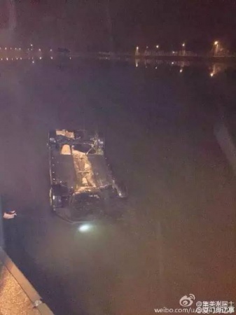 【集美突發(fā)】小車翻進(jìn)集美龍舟池！！后溪考場女司機(jī)突然暈倒！車輛撞墻……