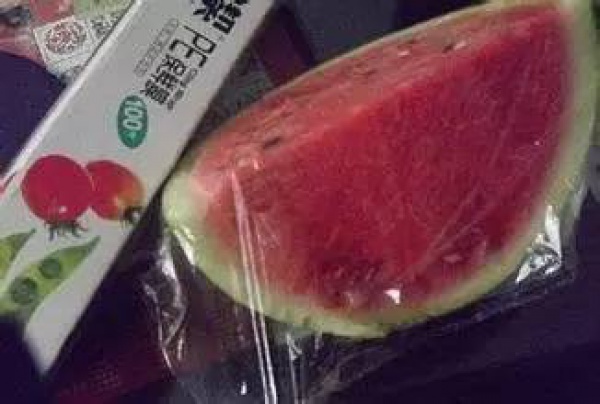西瓜蓋上保鮮膜冷藏后細菌增10倍！冰箱存放食物的禁忌，你犯了嗎？