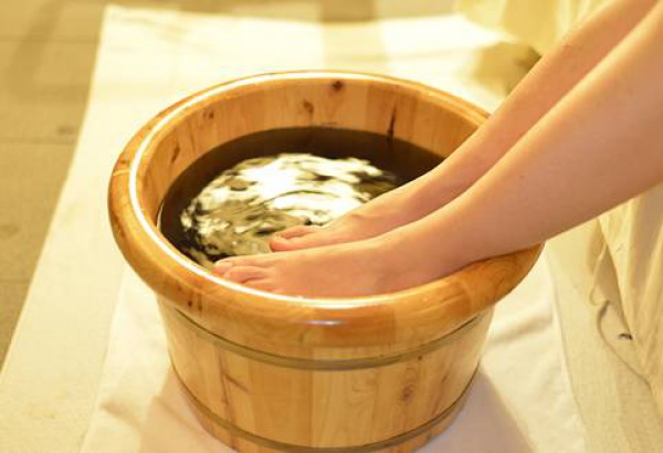 熱水泡腳1個月，雙腳潰爛險些截肢…秋冬泡腳養生流行，但4種人不宜泡