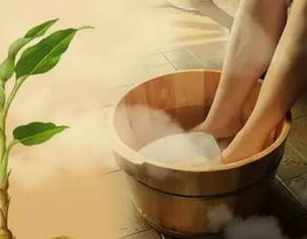 熱水泡腳1個月，雙腳潰爛險些截肢…秋冬泡腳養生流行，但4種人不宜泡