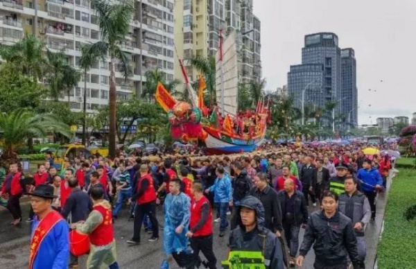 【多圖】震撼！國家非遺“送王船”在海滄鐘山舉行！大雨也澆不滅海滄人的熱情！！！
