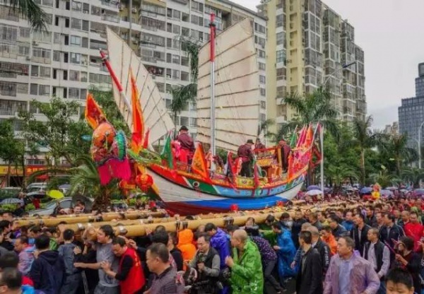 【多圖】震撼！國家非遺“送王船”在海滄鐘山舉行！大雨也澆不滅海滄人的熱情！！！