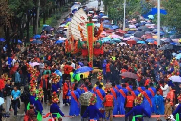 【多圖】震撼！國家非遺“送王船”在海滄鐘山舉行！大雨也澆不滅海滄人的熱情！！！