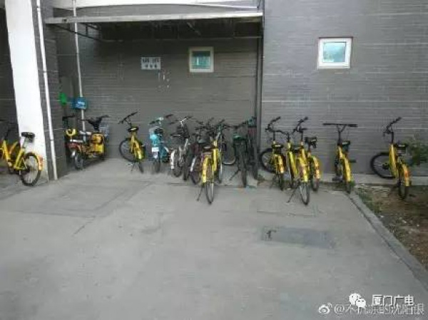 “我要怎么生活...”，廈門大媽家門前堆滿了共享單車！究竟誰來管？