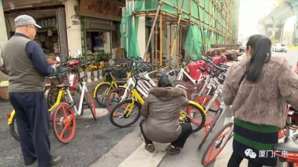 “我要怎么生活...”，廈門大媽家門前堆滿了共享單車！究竟誰來管？