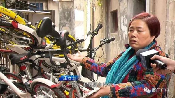 “我要怎么生活...”，廈門大媽家門前堆滿了共享單車！究竟誰來管？