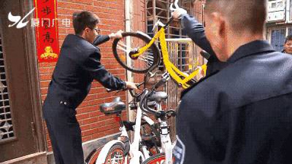 “我要怎么生活...”，廈門大媽家門前堆滿了共享單車！究竟誰來管？