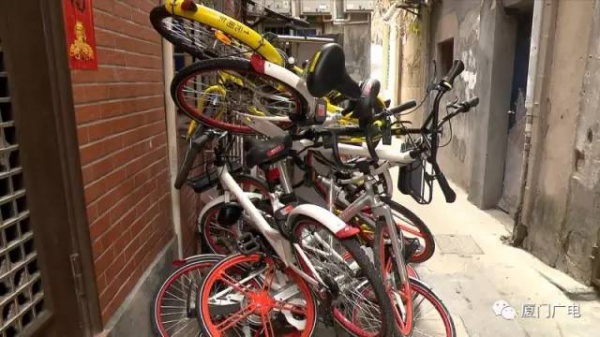“我要怎么生活...”，廈門大媽家門前堆滿了共享單車！究竟誰來管？