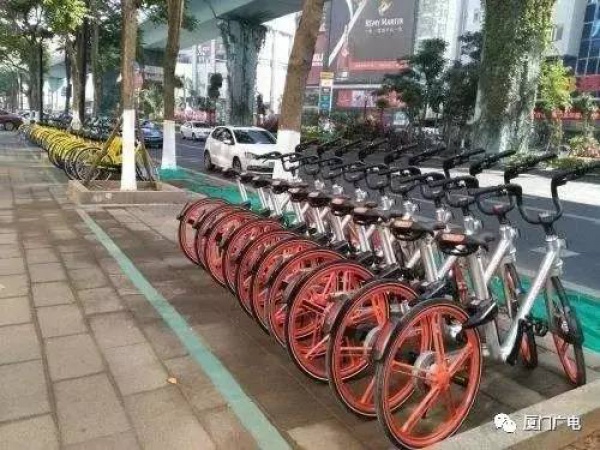 “我要怎么生活...”，廈門大媽家門前堆滿了共享單車！究竟誰來管？