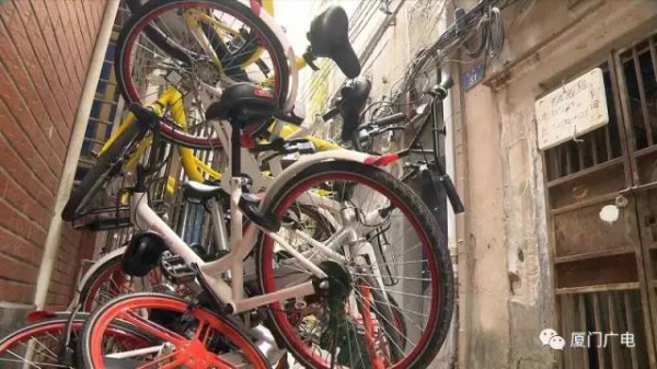 “我要怎么生活...”，廈門大媽家門前堆滿了共享單車！究竟誰來管？