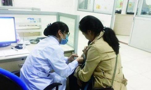 悲痛！翔安隧道收費(fèi)站口突發(fā)車禍，女司機(jī)跪在死者尸體前哭喊對不起......