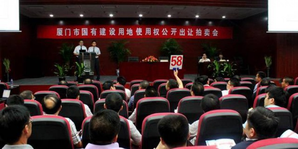 悲痛！翔安隧道收費(fèi)站口突發(fā)車禍，女司機(jī)跪在死者尸體前哭喊對不起......