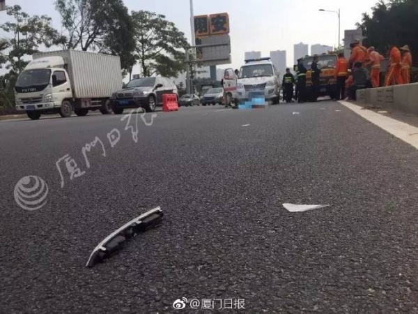 悲痛！翔安隧道收費(fèi)站口突發(fā)車禍，女司機(jī)跪在死者尸體前哭喊對不起......