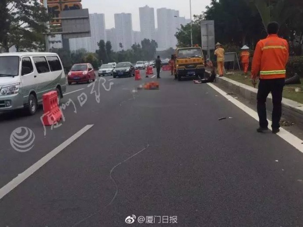 悲痛！翔安隧道收費(fèi)站口突發(fā)車禍，女司機(jī)跪在死者尸體前哭喊對不起......