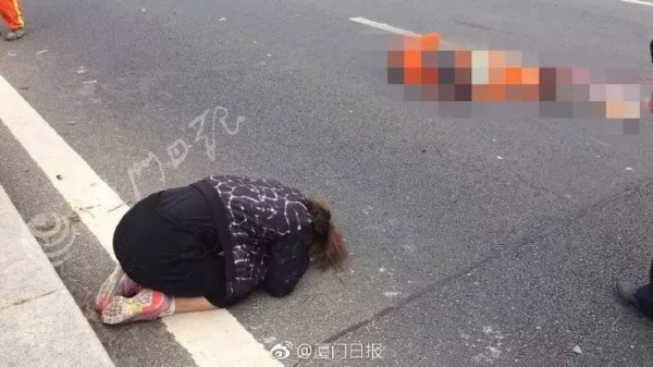 悲痛！翔安隧道收費(fèi)站口突發(fā)車禍，女司機(jī)跪在死者尸體前哭喊對不起......