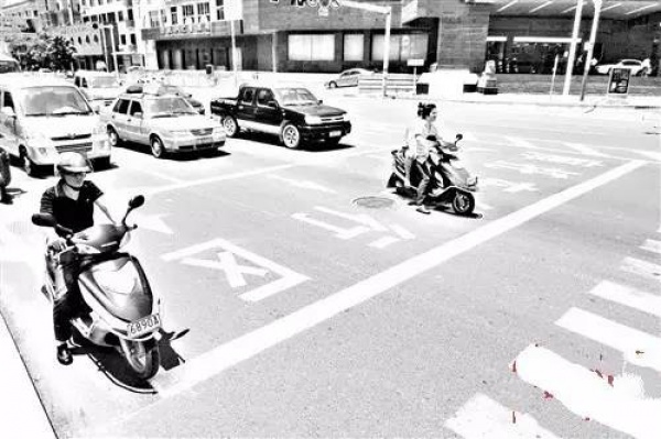 悲痛！翔安隧道收費(fèi)站口突發(fā)車禍，女司機(jī)跪在死者尸體前哭喊對不起......