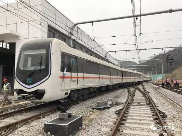 大事件！廈門地鐵跑起來了！時速80千米！7輛車運抵廈門！集美人快圍觀...