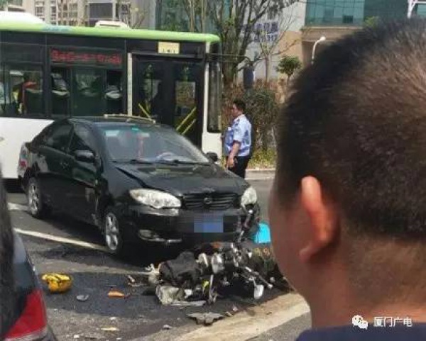 廈門一轎車瘋狂沖向安全島，現場一片狼藉，三死五傷…綠燈過馬路也要注意安全！