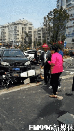 廈門一轎車瘋狂沖向安全島，現場一片狼藉，三死五傷…綠燈過馬路也要注意安全！