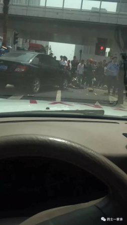 廈門一轎車瘋狂沖向安全島，現場一片狼藉，三死五傷…綠燈過馬路也要注意安全！