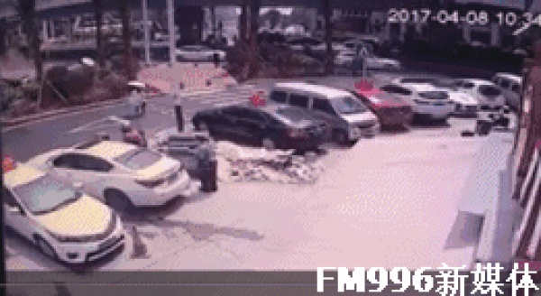 廈門一轎車瘋狂沖向安全島，現場一片狼藉，三死五傷…綠燈過馬路也要注意安全！