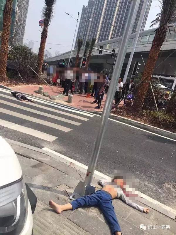廈門一轎車瘋狂沖向安全島，現場一片狼藉，三死五傷…綠燈過馬路也要注意安全！