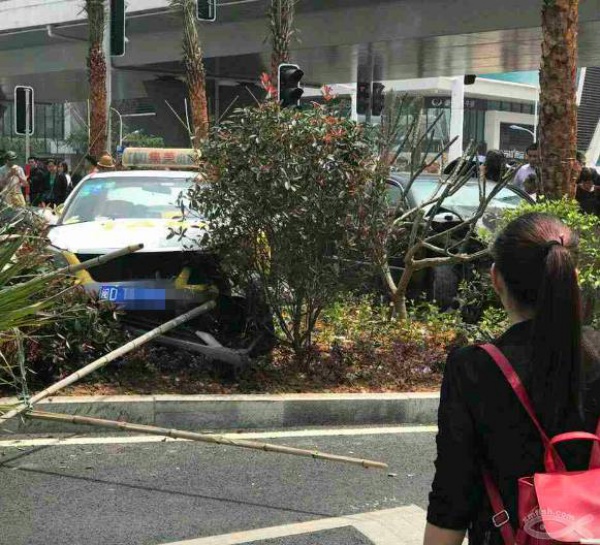 廈門一轎車瘋狂沖向安全島，現場一片狼藉，三死五傷…綠燈過馬路也要注意安全！