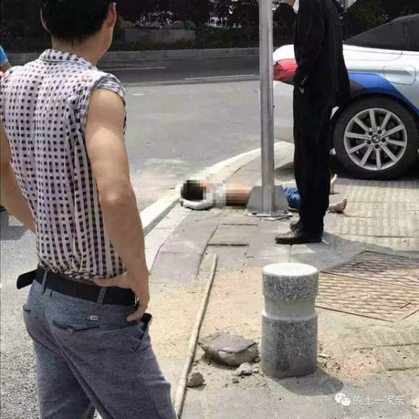 廈門一轎車瘋狂沖向安全島，現場一片狼藉，三死五傷…綠燈過馬路也要注意安全！