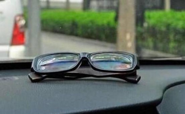 開車人注意了！放在車內(nèi)的礦泉水到底能不能喝？知道真相后我驚呆了。。。