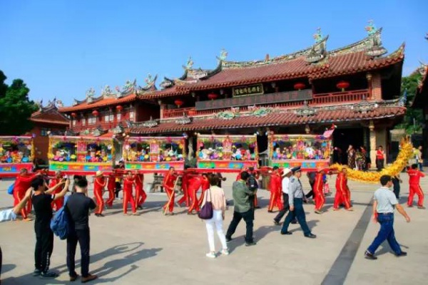 海滄又出名了！昨天幾千人在青礁慈濟祖宮同時做這事，轟動整個廈門！