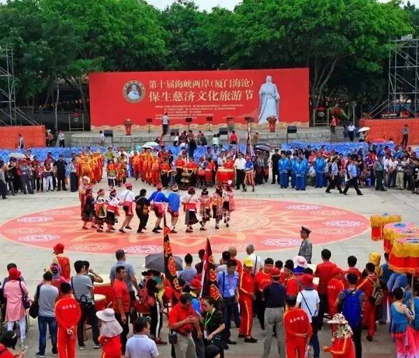 海滄又出名了！昨天幾千人在青礁慈濟祖宮同時做這事，轟動整個廈門！