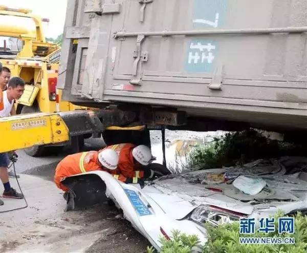 開(kāi)車(chē)必看！大貨車(chē)壓下瞬間，司機(jī)乘客做了一個(gè)動(dòng)作，逃過(guò)鬼門(mén)關(guān)！