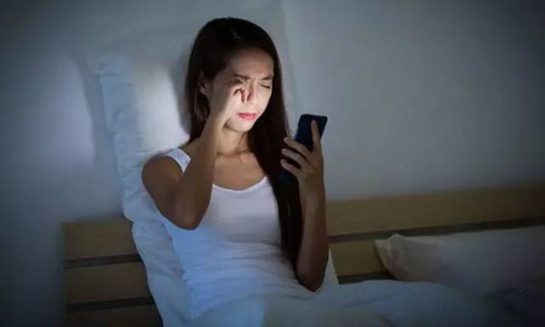 20歲女生因它右眼“暴盲”，能把這個壞習慣改掉的請舉手……