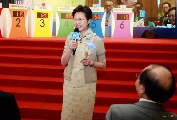 出身貧寒的香港女特首，將兩個(gè)兒子送入劍橋，她的教育觀值得品味