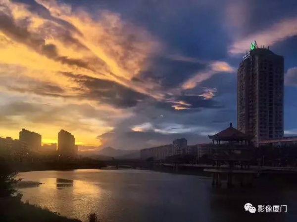 極美影像丨臺(tái)風(fēng)登陸前夕，風(fēng)起云涌的廈門，震撼了全國(guó)。