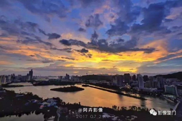 極美影像丨臺(tái)風(fēng)登陸前夕，風(fēng)起云涌的廈門，震撼了全國(guó)。
