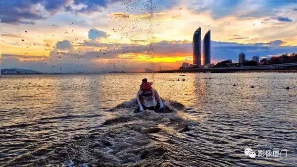 極美影像丨臺(tái)風(fēng)登陸前夕，風(fēng)起云涌的廈門，震撼了全國(guó)。