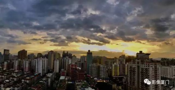 極美影像丨臺(tái)風(fēng)登陸前夕，風(fēng)起云涌的廈門，震撼了全國(guó)。