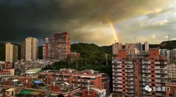 極美影像丨臺(tái)風(fēng)登陸前夕，風(fēng)起云涌的廈門，震撼了全國(guó)。